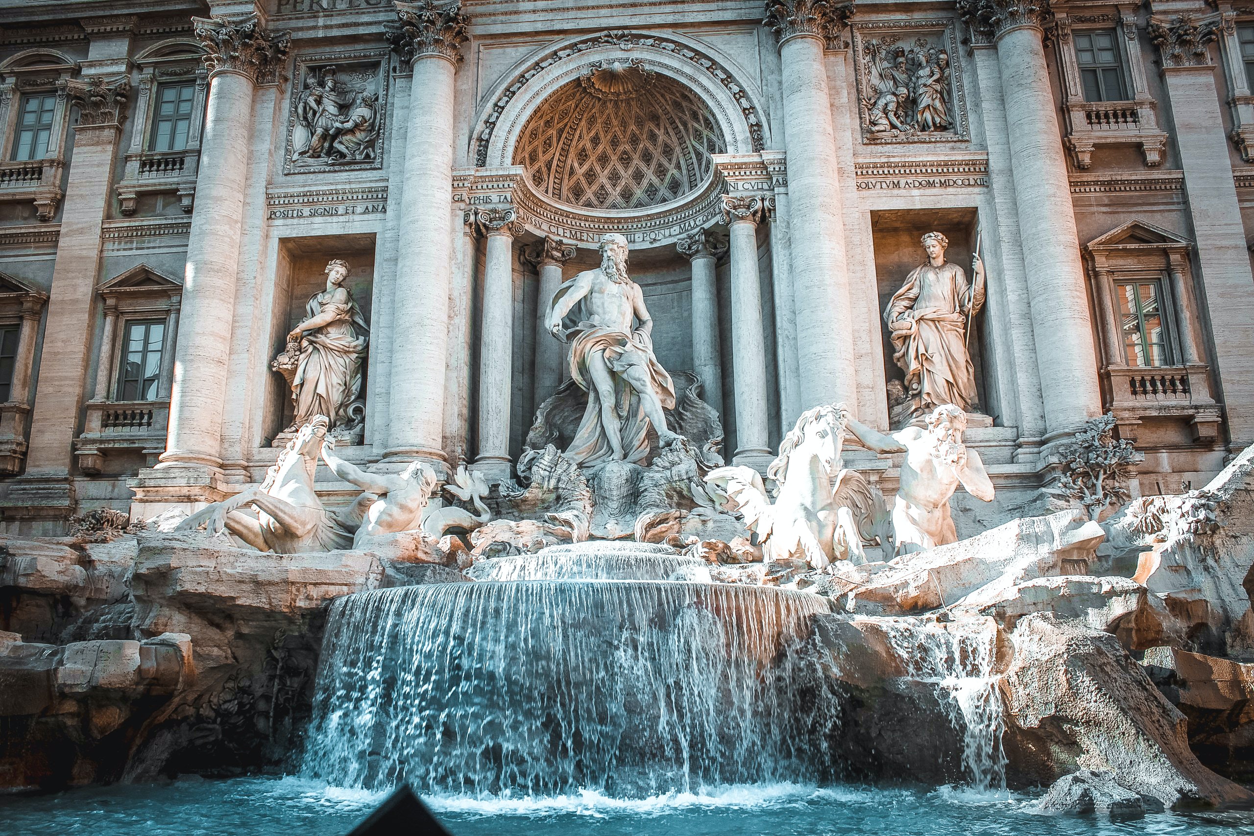 Fontana di Trevi<br>Source: [Pexels](https://www.pexels.com/photo/sculptures-on-a-water-fountain-in-front-of-a-building-7355954/)